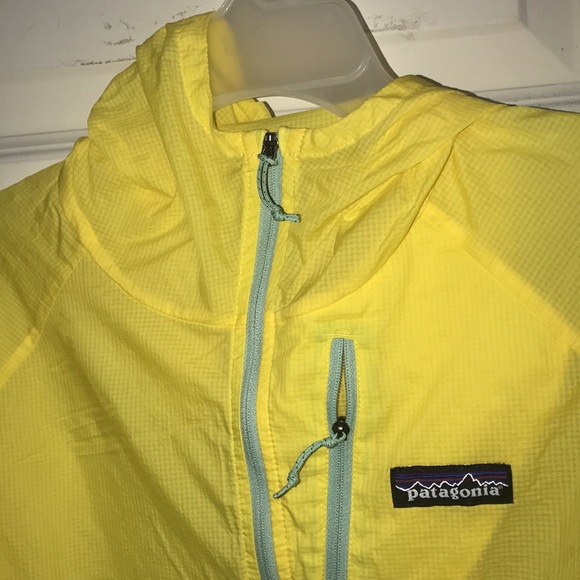 Beautiful Patagonia windbreaker or raincoat with hoodie medium size yellow - Picture 4 of 5
